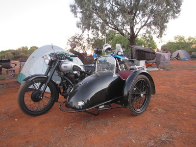 1948 BSA M21 & Tillbrook.JPG (2.68 MiB) Viewed 12195 times Taken at Whyte Yarcowie last month at a rally no rain for several years.